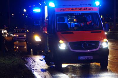 Stuttgart: Spektakulaerer Unfall durch Spurwechsel, Auto durchbrach Zaun und landet in der Wiese